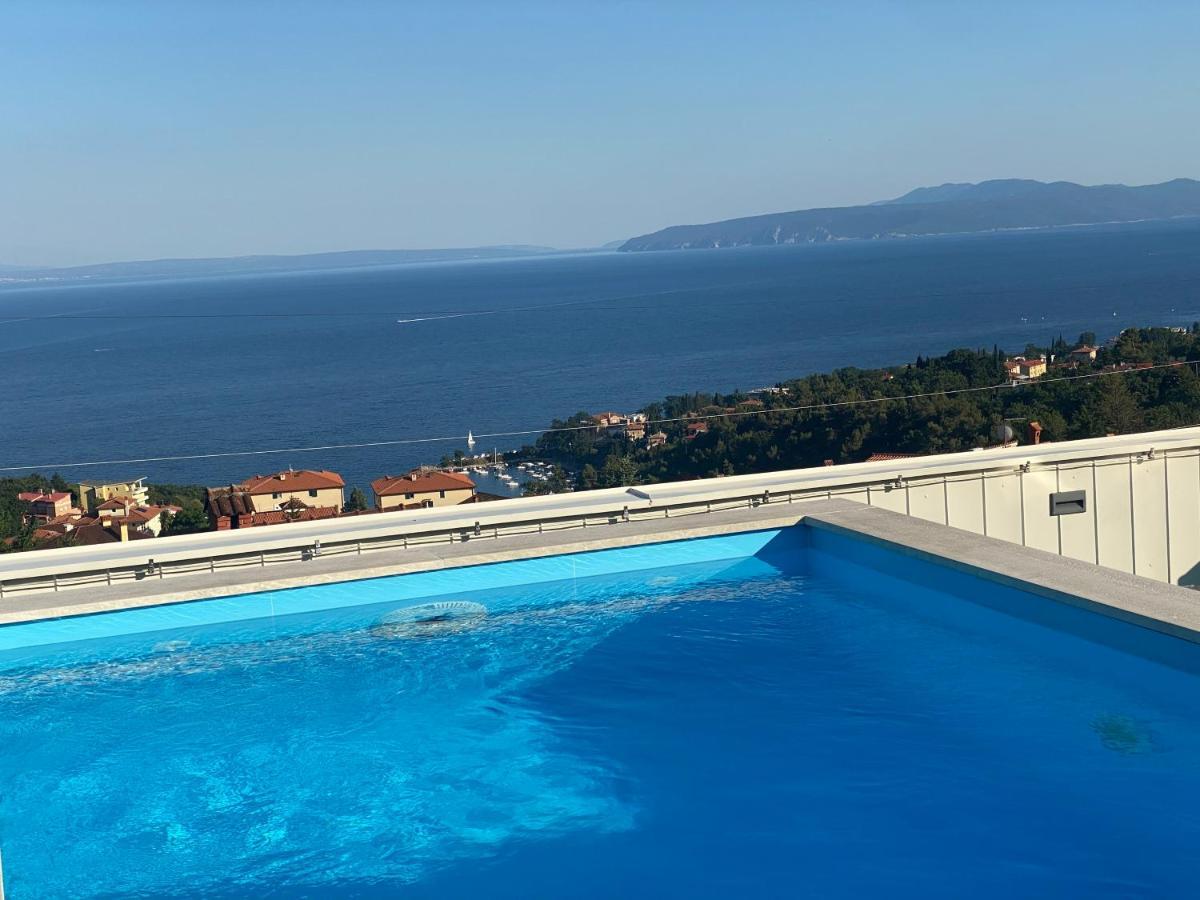 Apartment Lui With Rooftop Swimming Pool Ičići Esterno foto
